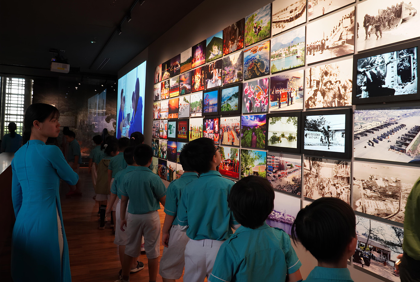 Rất nhiều học sinh, sinh viên đổ về Bảo tàng Đà Nẵng để xem các tư liệu, hiện vật lịch sử. Ảnh: Thanh Hiền Rất nhiều học sinh, sinh viên đổ về Bảo tàng Đà Nẵng để xem các tư liệu, hiện vật lịch sử. Ảnh: Thanh Hiền