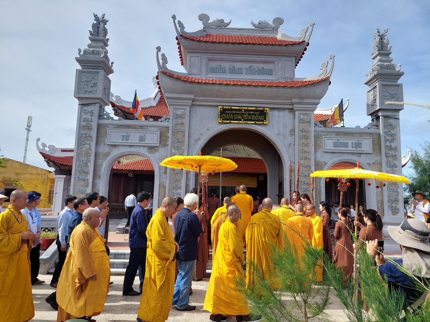 Sư thầy cùng các doanh nhân chuẩn bị khánh thành chùa Sinh Tồn Đông. Ảnh: Trần Tuấn Sư thầy cùng các doanh nhân chuẩn bị khánh thành chùa Sinh Tồn Đông. Ảnh: Trần Tuấn