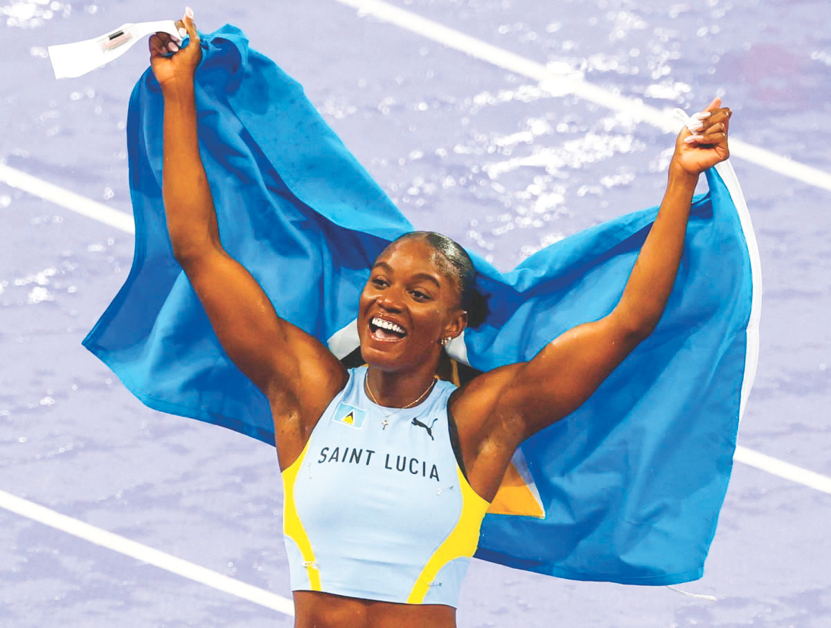 Julien Alfred giương cao lá cờ St Lucia trên đường chạy 100m nữ