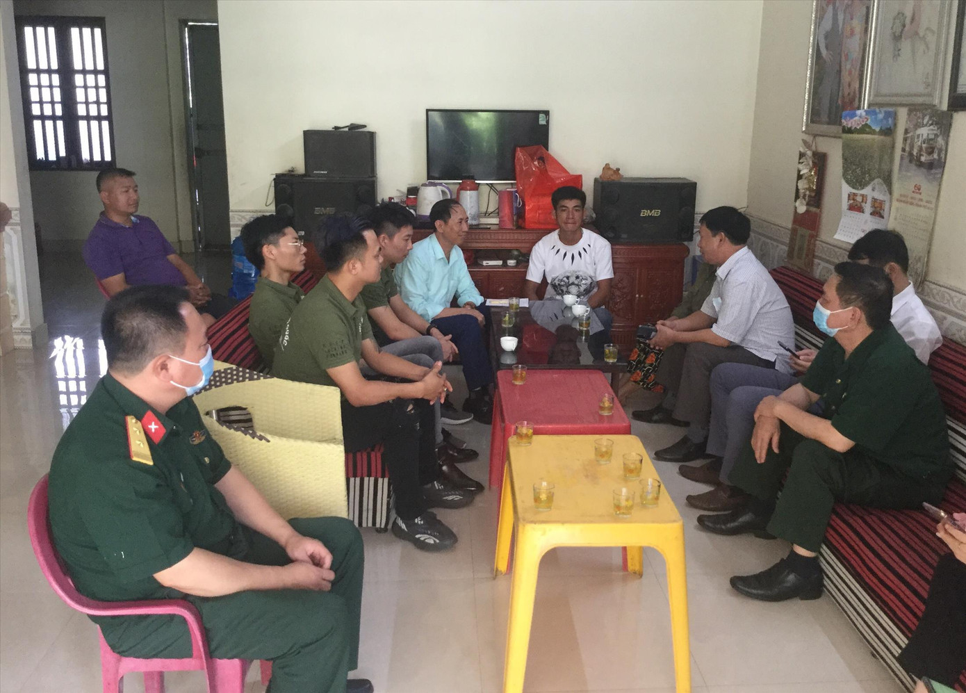 Đồng đội, người thân chung vui với gia đình tìm được phần mộ liệt sĩ Thắng. Ảnh: Duy Chiến