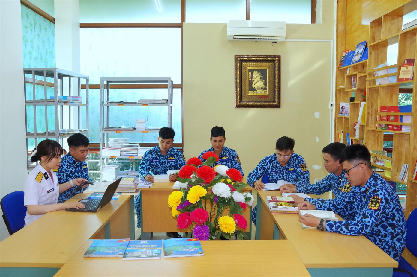 Đọc sách tại thư viện đã góp phần giúp cán bộ, thủy thủ Lữ đoàn tàu ngầm 189 làm chủ tri thức để hoàn thành tốt nhiệm vụ. Đọc sách tại thư viện đã góp phần giúp cán bộ, thủy thủ Lữ đoàn tàu ngầm 189 làm chủ tri thức để hoàn thành tốt nhiệm vụ.