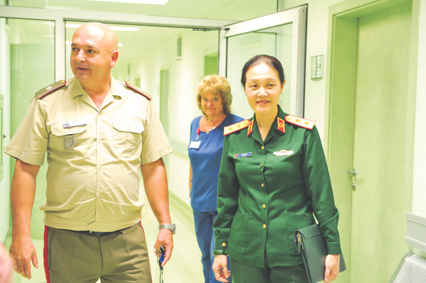 Trung tướng Lê Thu Hà thăm bệnh viện Bulgaria Trung tướng Lê Thu Hà thăm bệnh viện Bulgaria