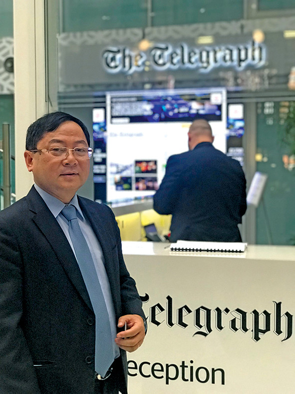 Tác giả ở Toà soạn báo Telegraph - Anh trong chuyến đi thăm và làm việc của đoàn đại biểu Hội Nhà báo Việt Nam khảo sát sự thay đổi của một số cơ quan báo chí Anh trong môi trường truyền thông mới năm 2017.