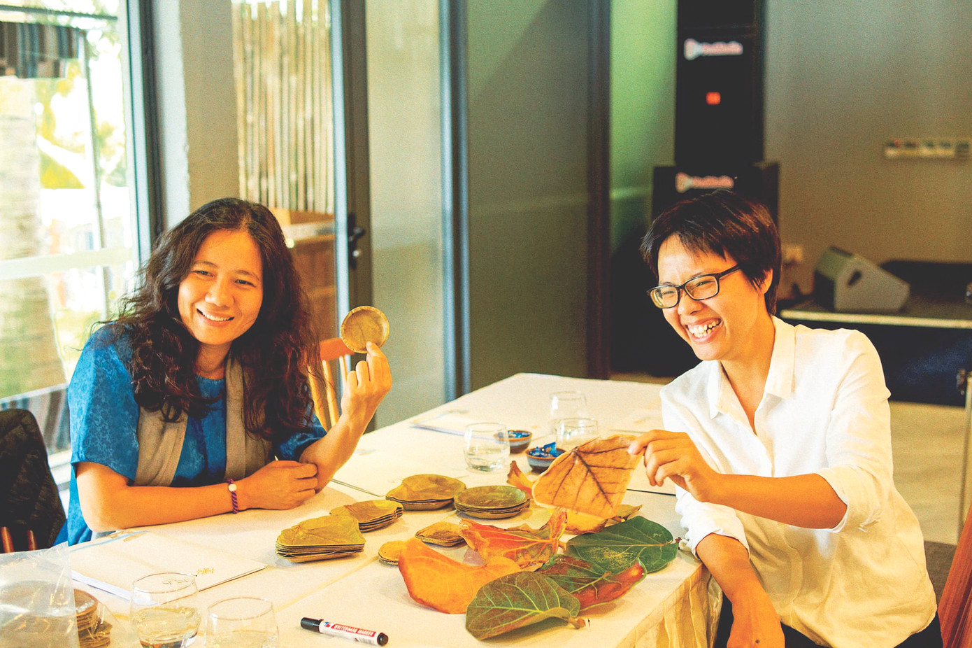 Chị Hà (bên trái) giới thiệu đĩa lá ép