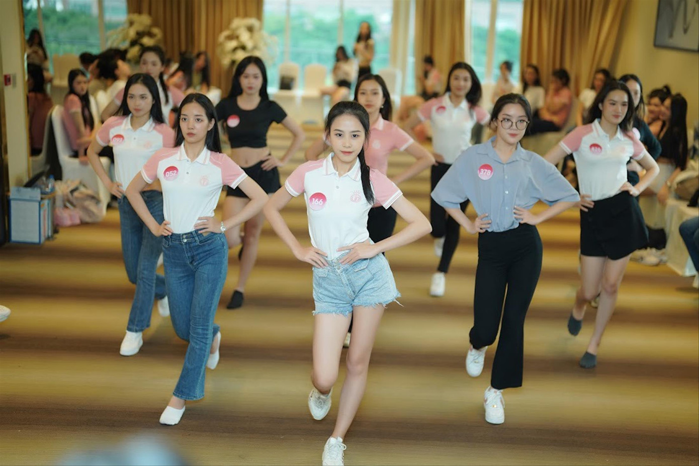 Thí sinh tiếp tục rèn cách tạo dáng, kỹ năng catwalk Ảnh: PHẠM NGUYỄN Thí sinh tiếp tục rèn cách tạo dáng, kỹ năng catwalk Ảnh: PHẠM NGUYỄN