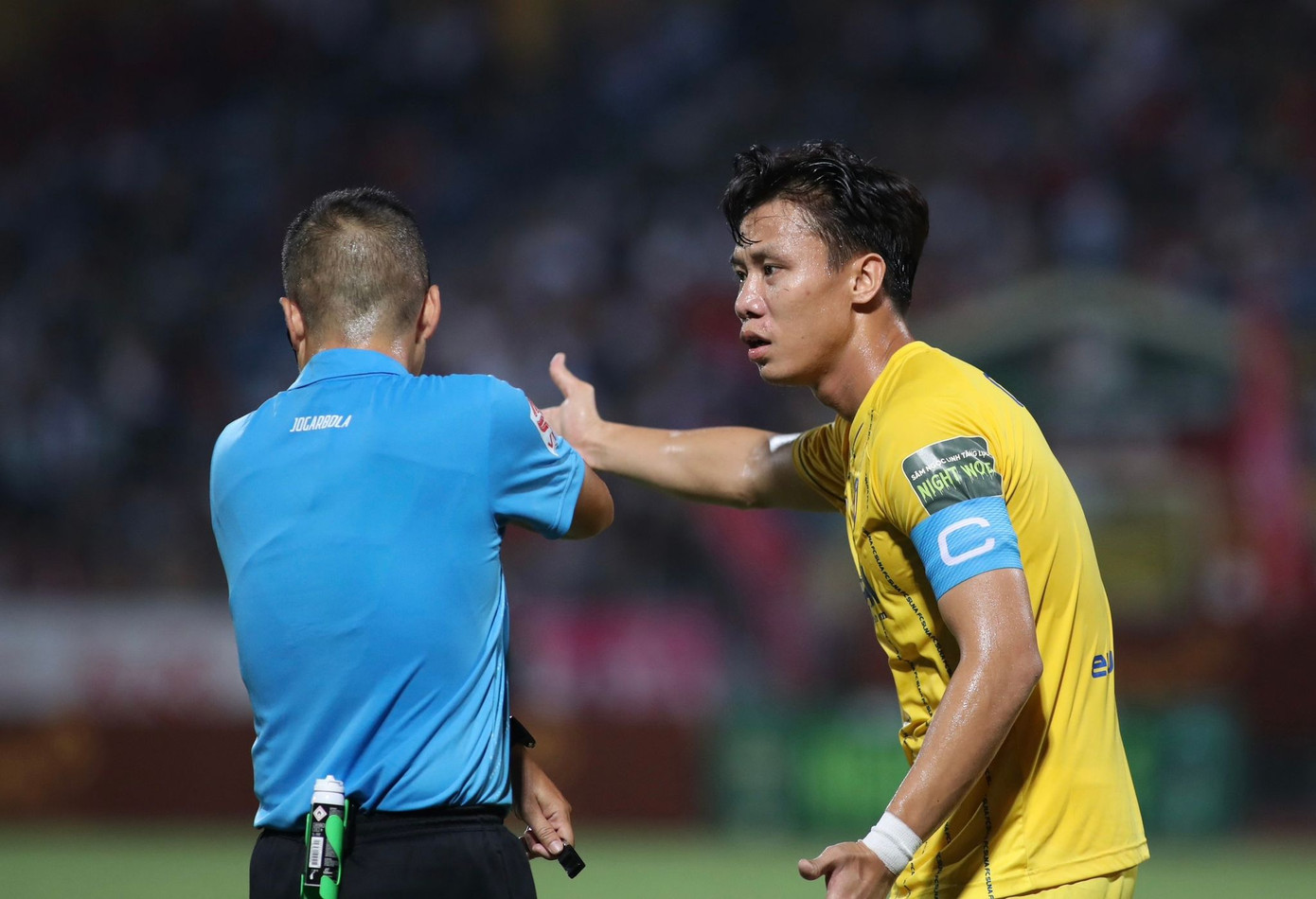 Đội trưởng SLNA Quế Ngọc Hải thắc mắc với phán quyết của trọng tài Ảnh: CLB CAHN