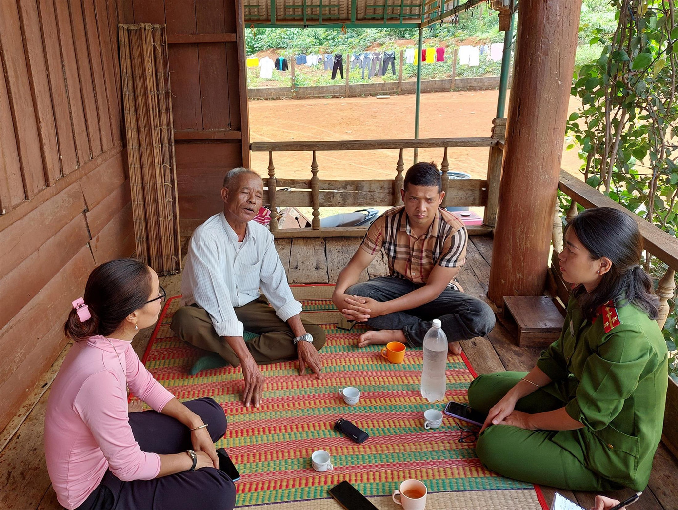 Chị H’Liên Niê (phải) luôn gần gũi thăm hỏi bà con trong buôn