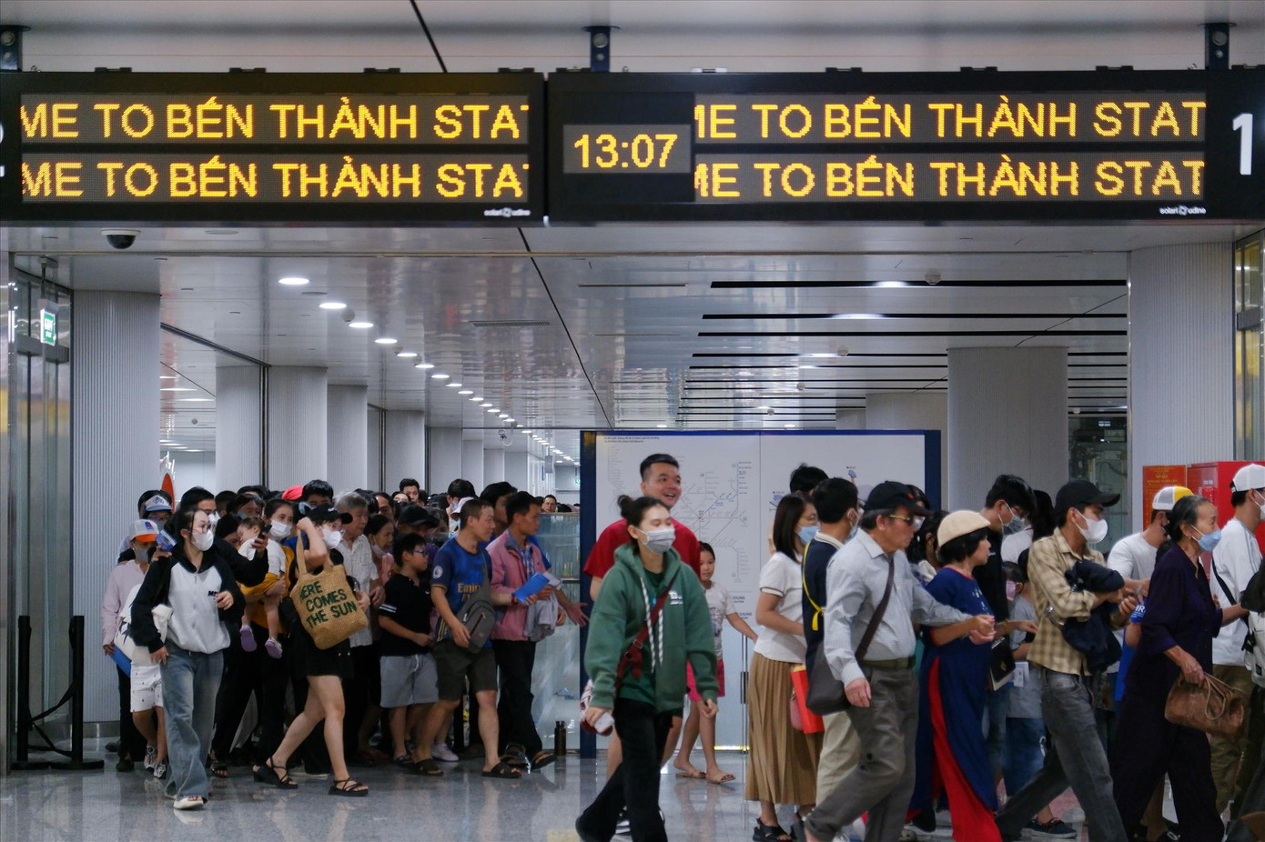 Metro TPHCM đón hơn 700.000 hành khách sau 1 tuần vận hành. Ảnh: Hữu Huy Metro TPHCM đón hơn 700.000 hành khách sau 1 tuần vận hành. Ảnh: Hữu Huy