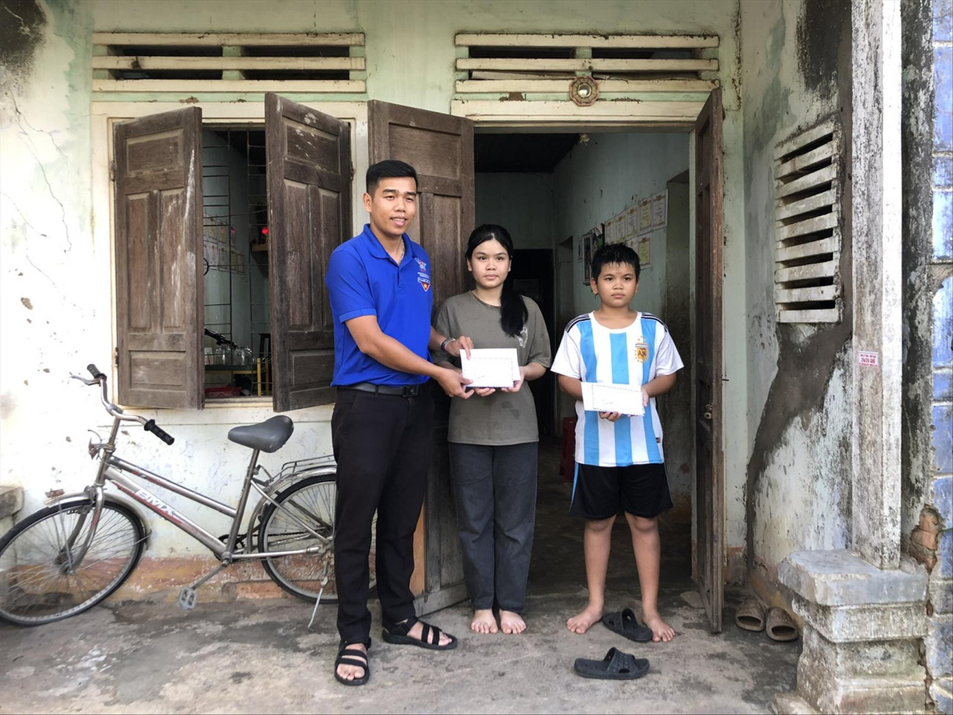 Đoàn phường Nguyễn Trãi tặng quà động viên 2 chị em Y Nguyễn Bảo Ngọc (SN 2010, trú tổ 5, phường Nguyễn Trãi). Ảnh: NL