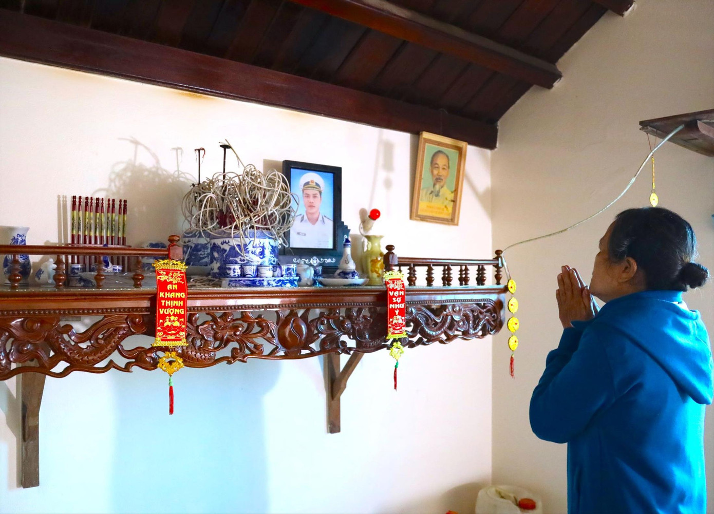 Bà Thanh thắp hương lên bàn thờ con trai liệt sĩ.