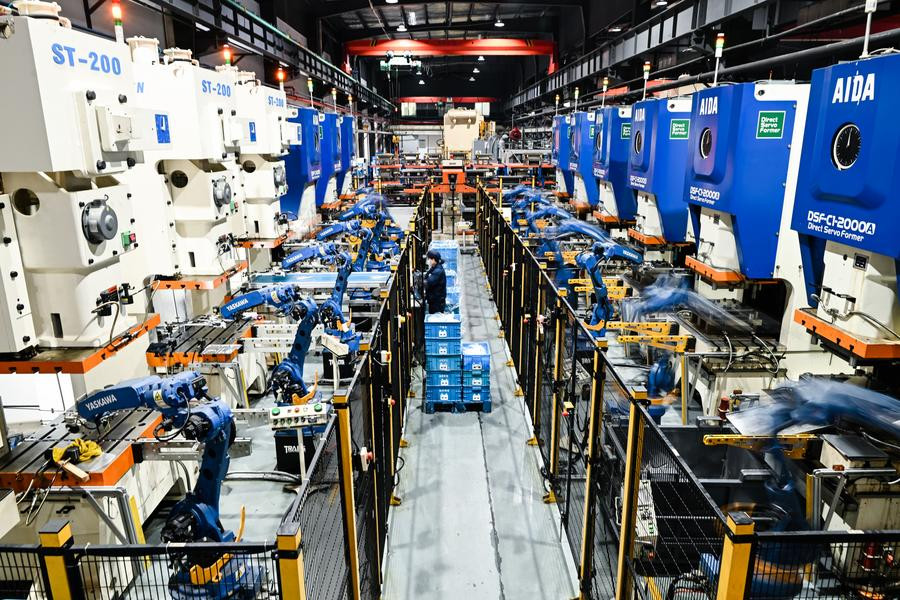 Bức ảnh chụp ngày 28/2/2024 cho thấy các cánh tay cơ khí đang hoạt động tại một nhà xưởng thông minh ở thành phố Vô Tích, tỉnh Giang Tô, miền đông Trung Quốc. Ảnh: Xinhua Bức ảnh chụp ngày 28/2/2024 cho thấy các cánh tay cơ khí đang hoạt động tại một nhà xưởng thông minh ở thành phố Vô Tích, tỉnh Giang Tô, miền đông Trung Quốc. Ảnh: Xinhua