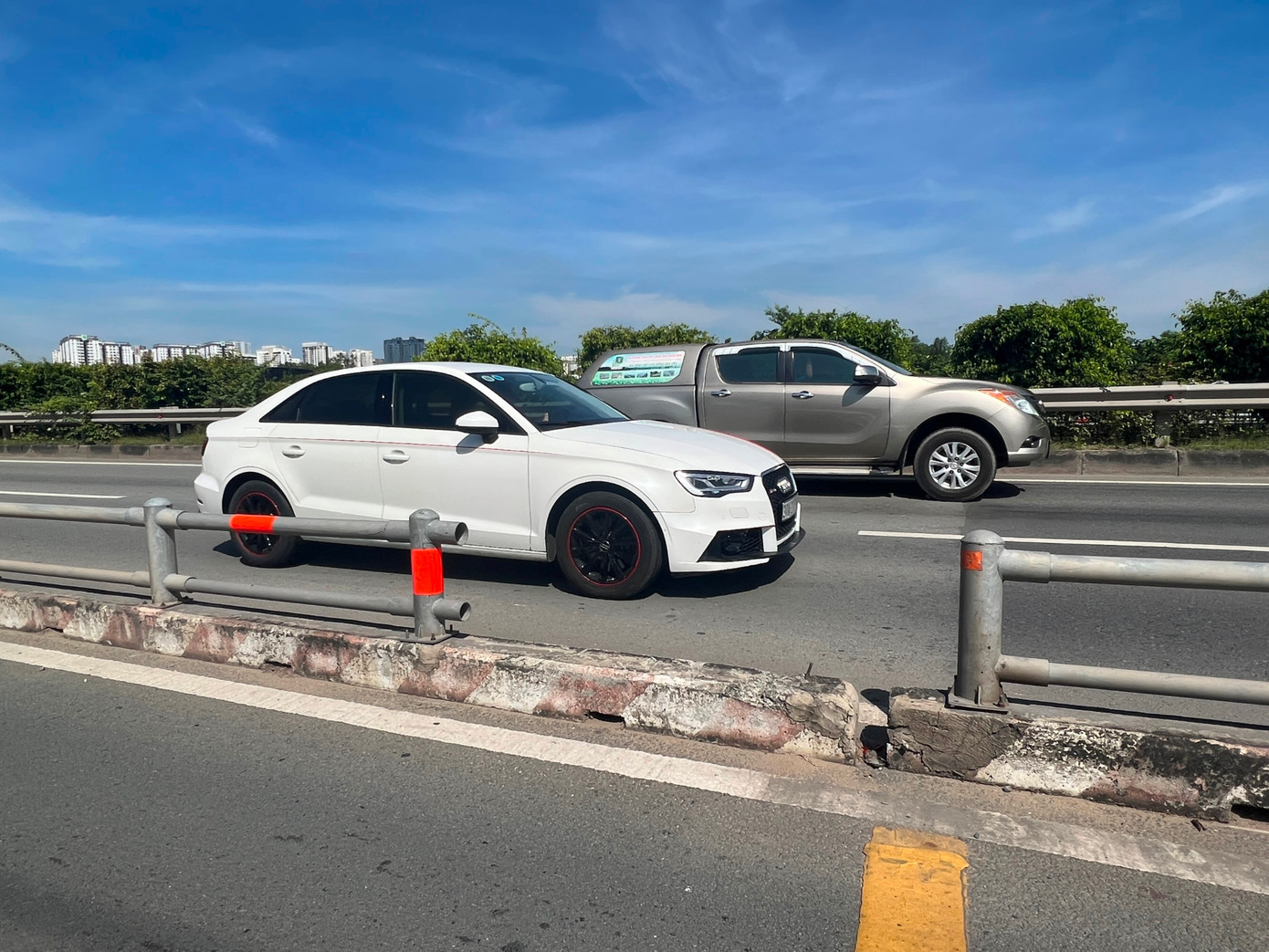 Đoạn dải phân cách đường dẫn cao tốc TP HCM - Long Thành - Dầu Giây bị mất trộm (ảnh lớn); Nhiều vị trí chỉ còn trơ trọi ốc sắt do trụ, ống thép trên đường dẫn vào cao tốc TPHCM - Long Thành - Dầu Giây bị mất trộm (ảnh nhỏ). Ảnh: Trần Long