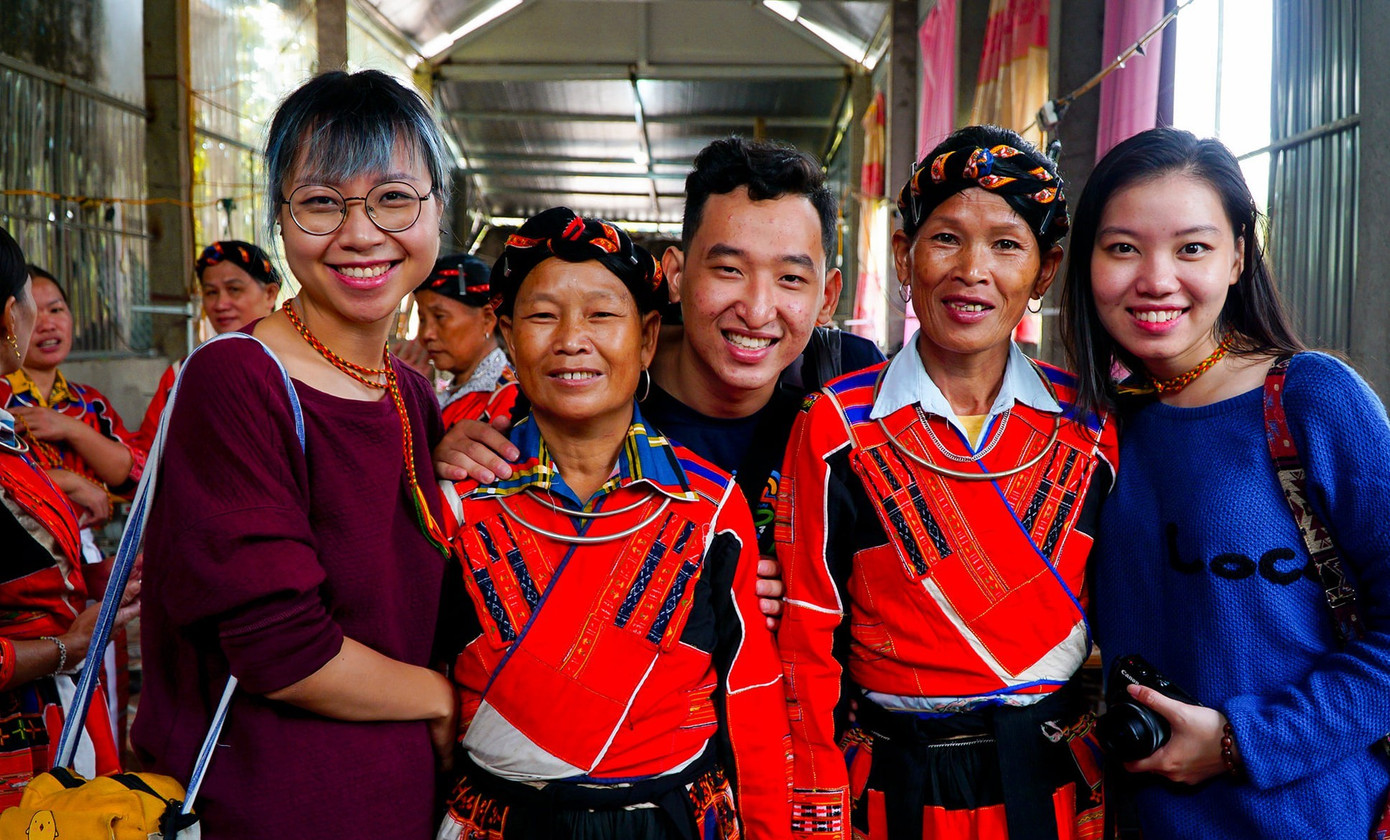 Các thành viên của Ethnicity trong một chuyến thực tế về địa phương