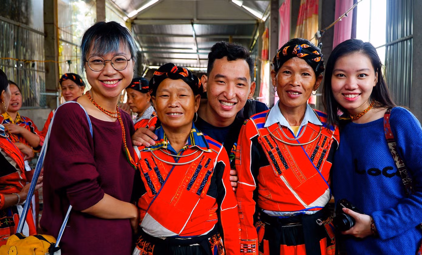 Các thành viên của Ethnicity trong một chuyến thực tế về địa phương Các thành viên của Ethnicity trong một chuyến thực tế về địa phương