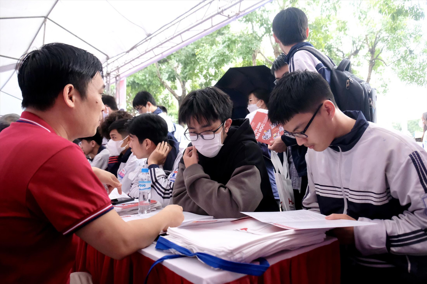 Thí sinh tìm hiểu thông tin tuyển sinh năm 2024 tại ngày hội tư vấn tuyển sinh vừa được tổ chức tại khu vực phía Bắc. Ảnh: Diệp An Thí sinh tìm hiểu thông tin tuyển sinh năm 2024 tại ngày hội tư vấn tuyển sinh vừa được tổ chức tại khu vực phía Bắc. Ảnh: Diệp An