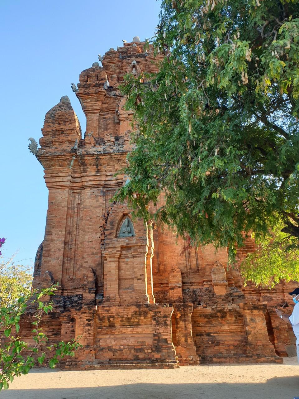 Tháp Chăm Pô Klong Garai ở Ninh Thuận được xây bằng gạch do làng gốm Bàu Trúc nung hầu như không có rêu và địa y Tháp Chăm Pô Klong Garai ở Ninh Thuận được xây bằng gạch do làng gốm Bàu Trúc nung hầu như không có rêu và địa y