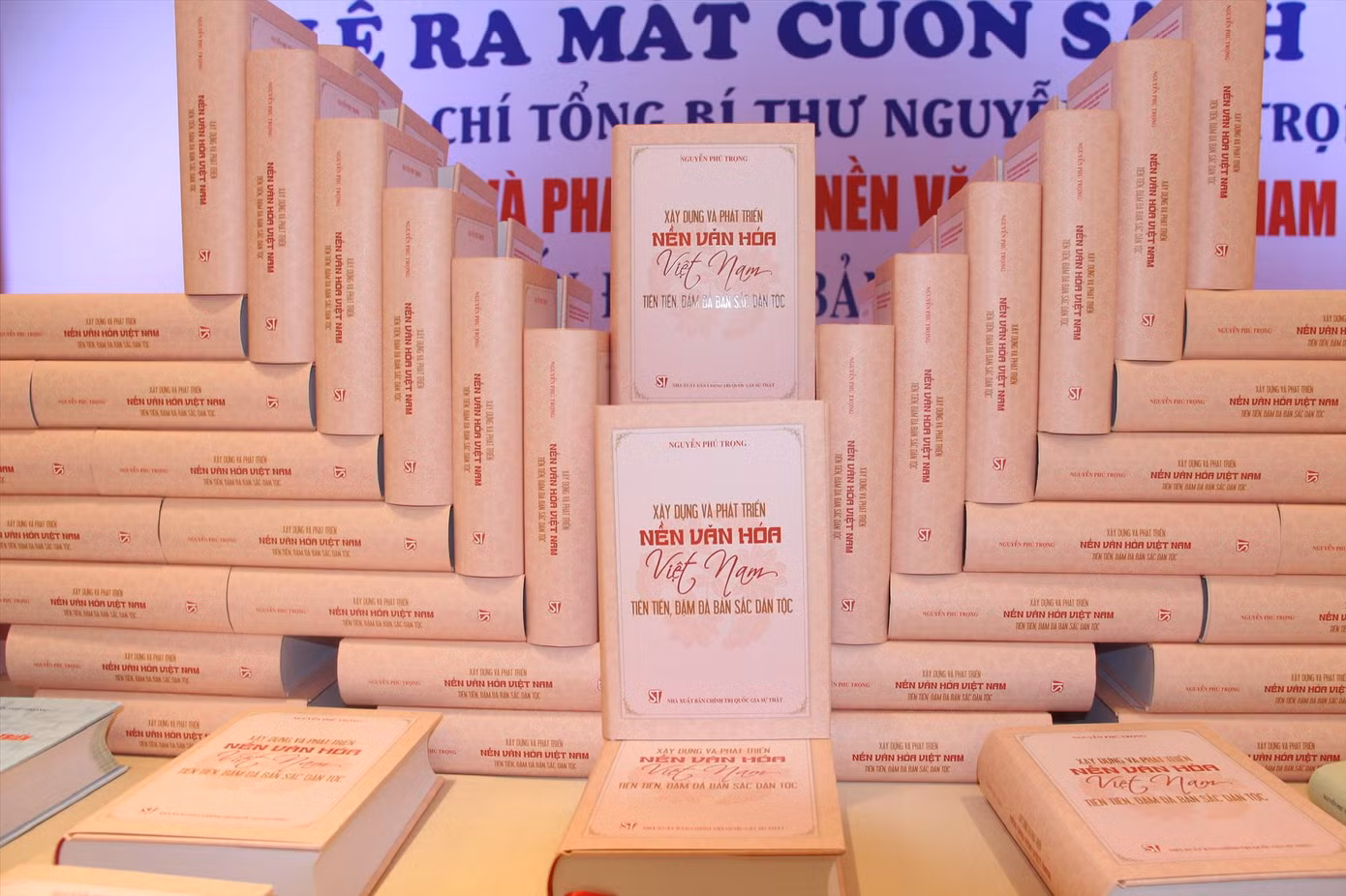 Cuốn sách mới nhất của Tổng Bí thư về văn hóa được xem là cẩm nang cho những người làm văn hóa. Cuốn sách mới nhất của Tổng Bí thư về văn hóa được xem là cẩm nang cho những người làm văn hóa.