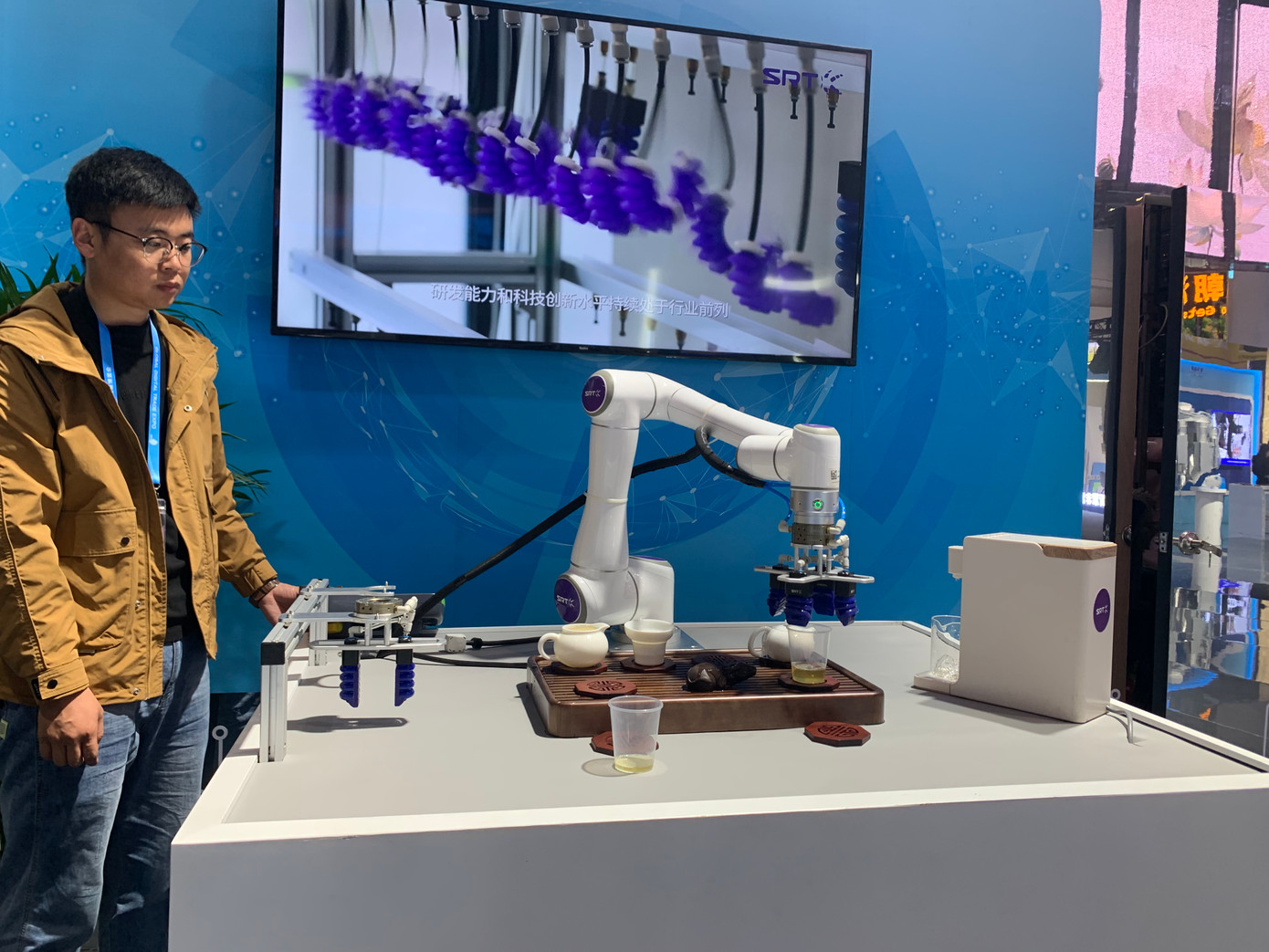 Sản phẩm tại Hội chợ Thương mại kỹ thuật số toàn cầu 2023 diễn ra sáng 23/11 tại Hàng Châu. Ảnh: Linh Nhi