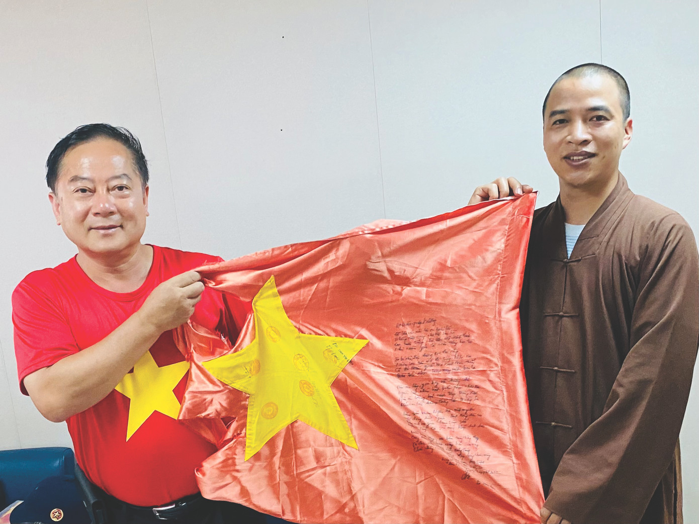 Cùng thầy Thanh Minh và lá cờ có chép bài thơ “Biển quê hương”. Ảnh: M.D Cùng thầy Thanh Minh và lá cờ có chép bài thơ “Biển quê hương”. Ảnh: M.D