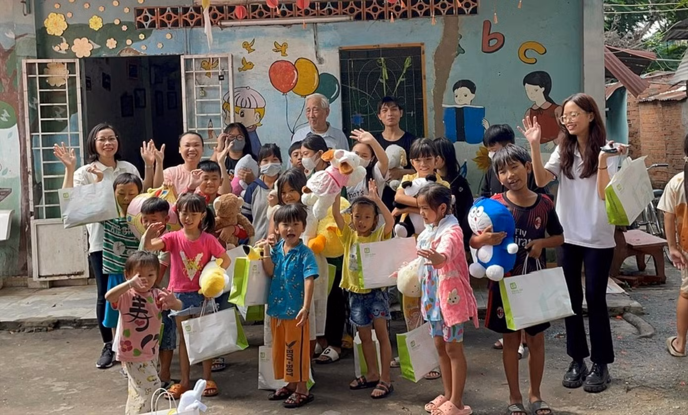 Những gấu bông cũ trở thành người bạn tinh thần đến với trẻ em kém may mắn.