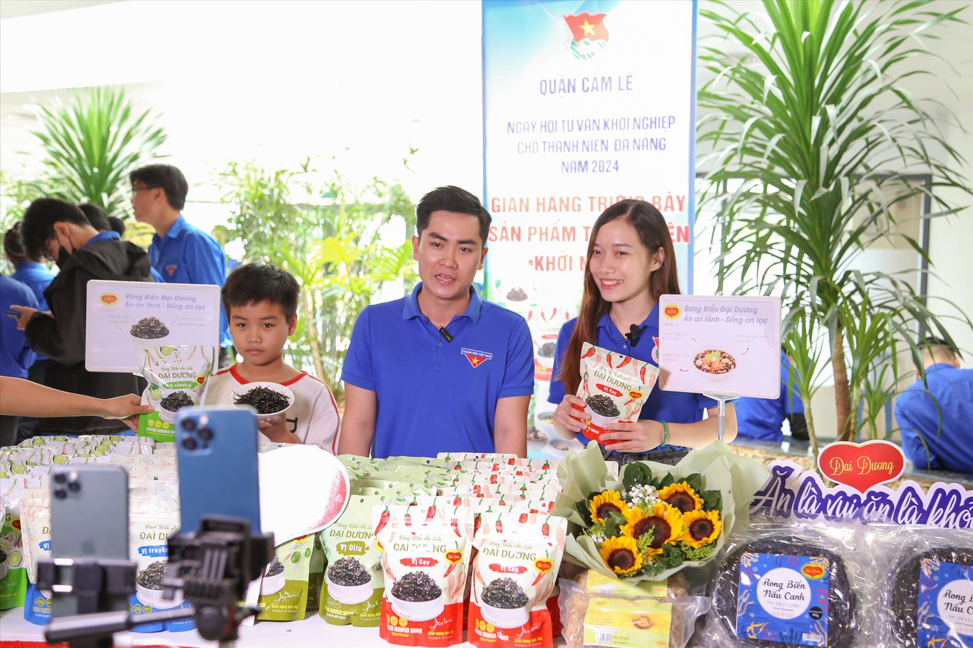 Chợ phiên OCOP trực tuyến đầu tiên được Thành Đoàn Đà Nẵng tổ chức lan tỏa mạnh mẽ trên mạng xã hội, hỗ trợ quảng bá sản phẩm OCOP, sản phẩm khởi nghiệp thanh niên Ảnh: Giang Thanh