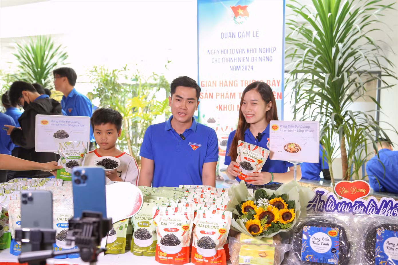 Chợ phiên OCOP trực tuyến đầu tiên được Thành Đoàn Đà Nẵng tổ chức lan tỏa mạnh mẽ trên mạng xã hội, hỗ trợ quảng bá sản phẩm OCOP, sản phẩm khởi nghiệp thanh niên Ảnh: Giang Thanh Chợ phiên OCOP trực tuyến đầu tiên được Thành Đoàn Đà Nẵng tổ chức lan tỏa mạnh mẽ trên mạng xã hội, hỗ trợ quảng bá sản phẩm OCOP, sản phẩm khởi nghiệp thanh niên Ảnh: Giang Thanh
