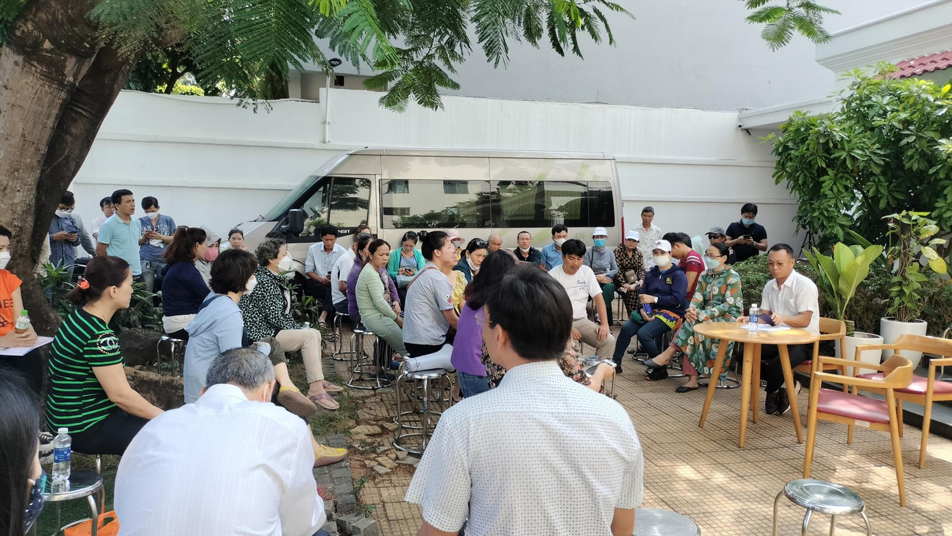 Đông đảo khách hàng tập trung đòi quyền lợi tại Công ty Hoàng Nhất Nam (đơn vị phân phối dự án) hồi tháng 4 vừa qua