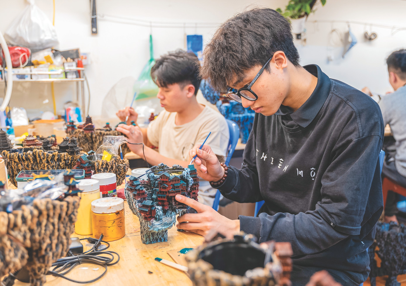 Sau khi in 3D xong được các họa sĩ phối màu, vẽ họa tiết độc đáo cho sản phẩm Sau khi in 3D xong được các họa sĩ phối màu, vẽ họa tiết độc đáo cho sản phẩm