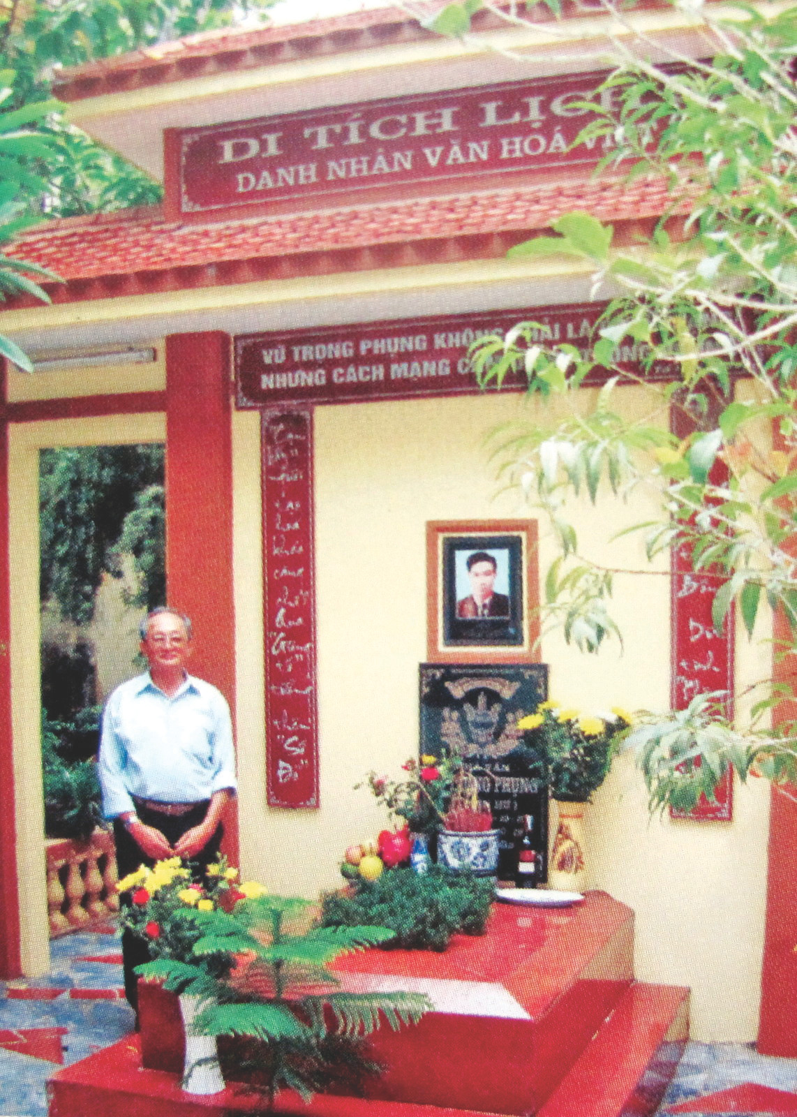 Ông Nghiêm Xuân Sơn trước mộ phần Nhà văn Vũ Trọng Phụng