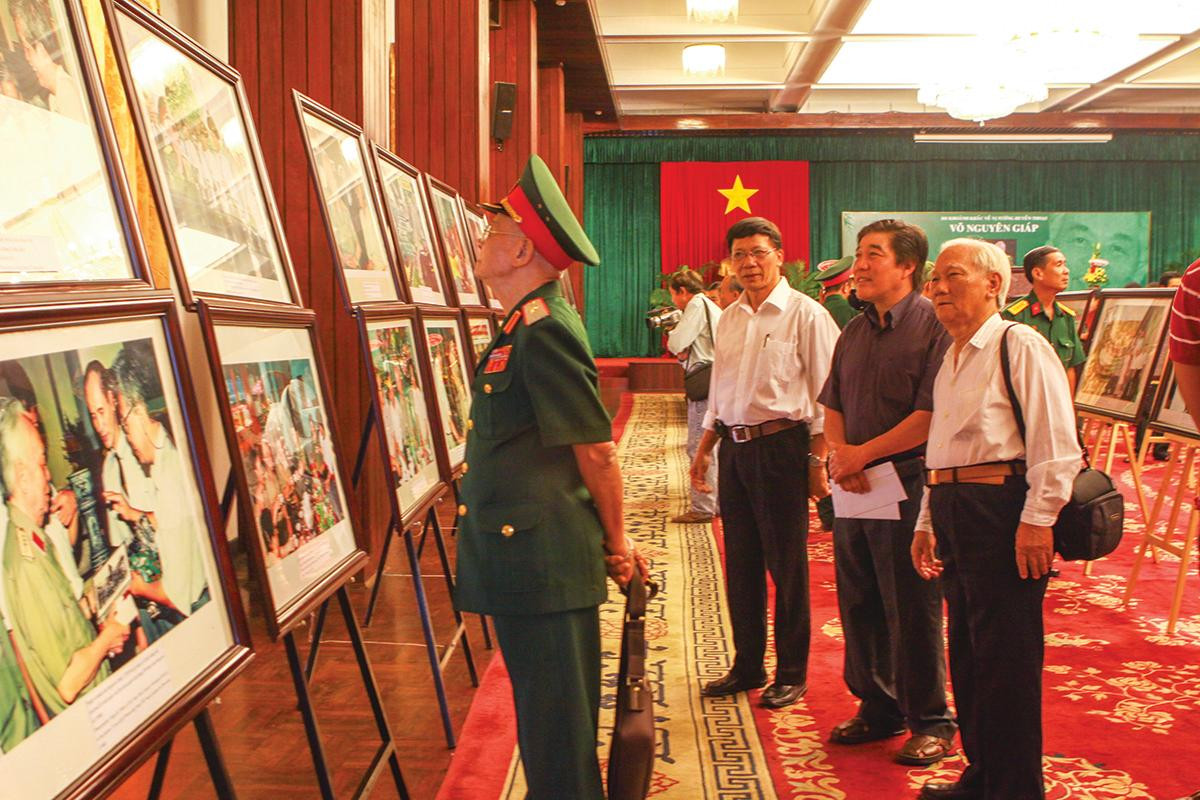 Các tướng lĩnh xem ảnh Đại tướng