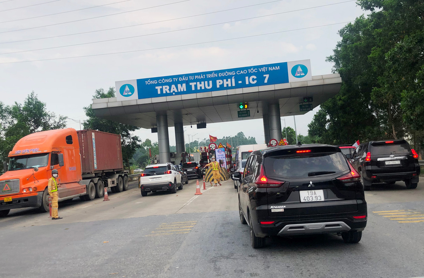 Xe xếp hàng qua trạm thu phí cao tốc Nội Bài - Lào Cai Ảnh: Anh Trọng