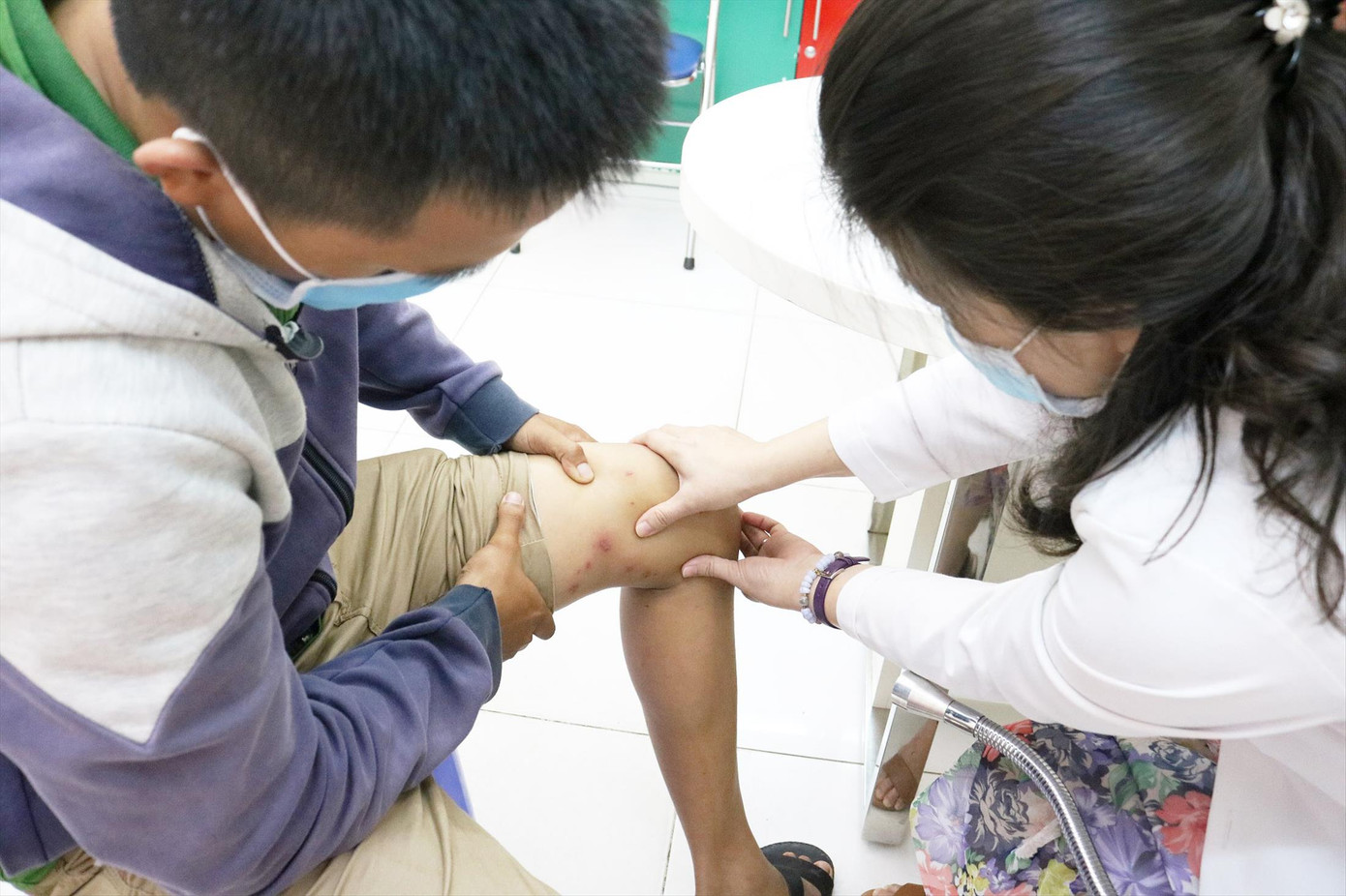 Mỗi ngày, Bệnh viện Da Liễu TPHCM đang tiếp nhận khoảng 30 trường hợp bị nhiễm độc kiến ba khoang