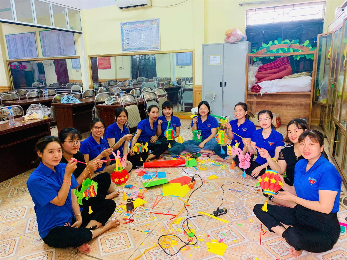 Đoàn viên huyện Yên Phong làm đèn lồng tặng thiếu nhi dịp Tết Trung thu