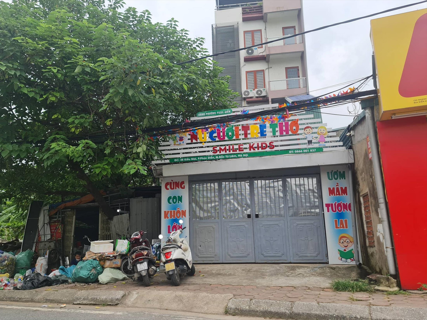 Trường mầm non tư thục Nụ cười trẻ thơ nằm ngay sát cơ sở kinh doanh phế liệu