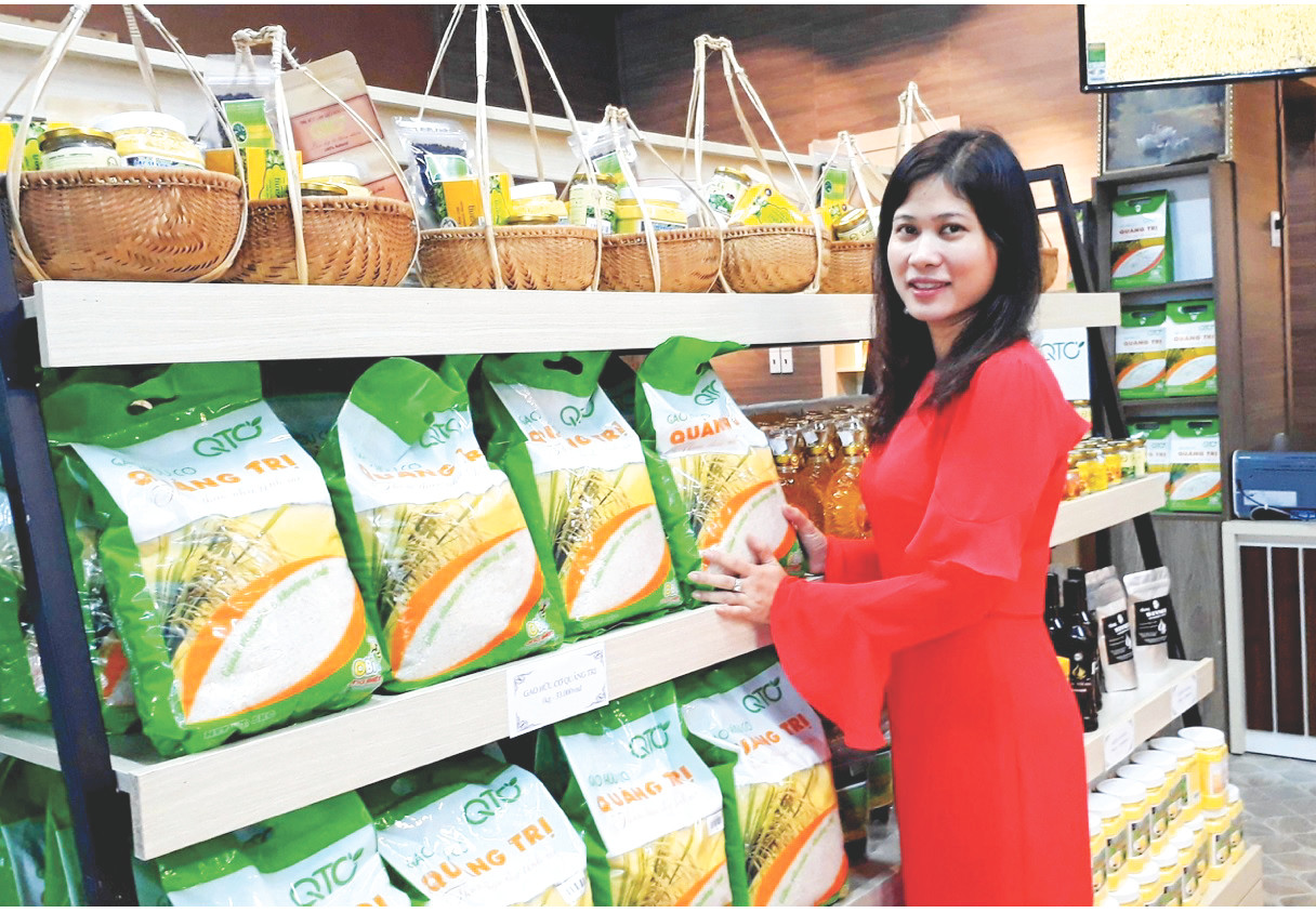 Doanh nhân Diễm Lệ trước quầy hàng sản phẩm tại một hội chợ quốc tế ở TPHCM