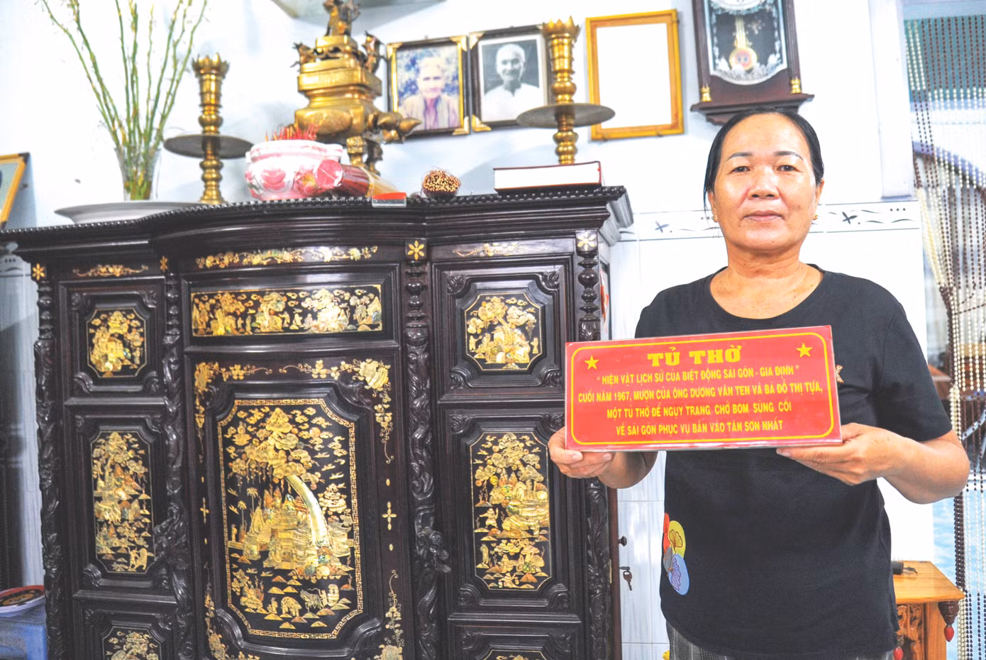 Chiếc tủ thờ hiện vật của Biệt động Sài Gòn – Gia Định. Ảnh: Trần Nguyên Anh Chiếc tủ thờ hiện vật của Biệt động Sài Gòn – Gia Định. Ảnh: Trần Nguyên Anh