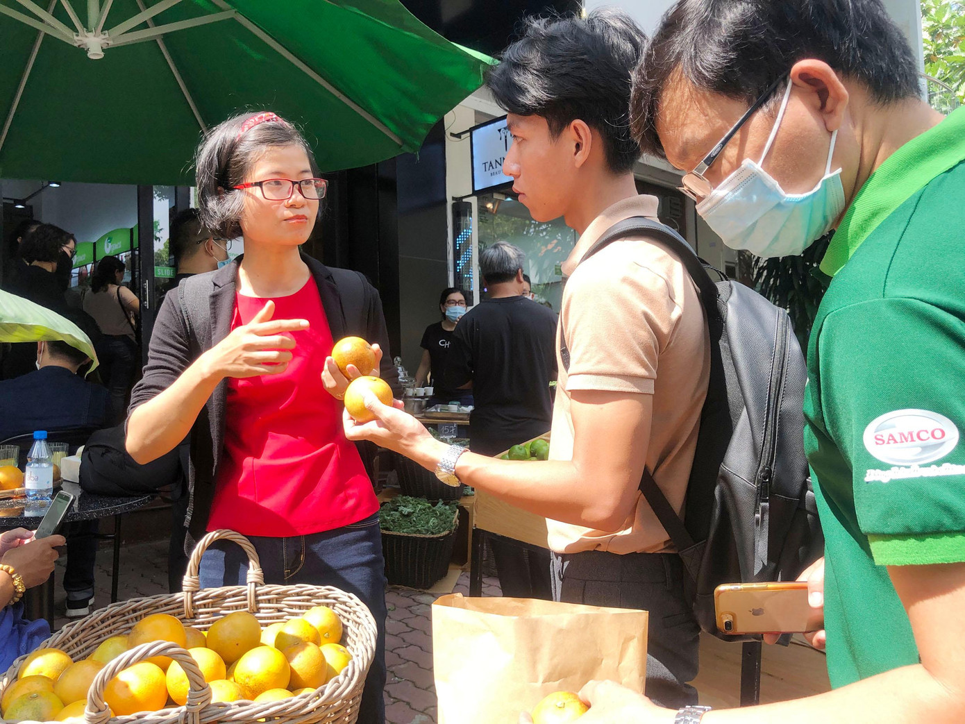 Chị Trần Thị Tuyến giới thiệu cam Vinh hữu cơ tại TPHCM hồi cuối năm 2020