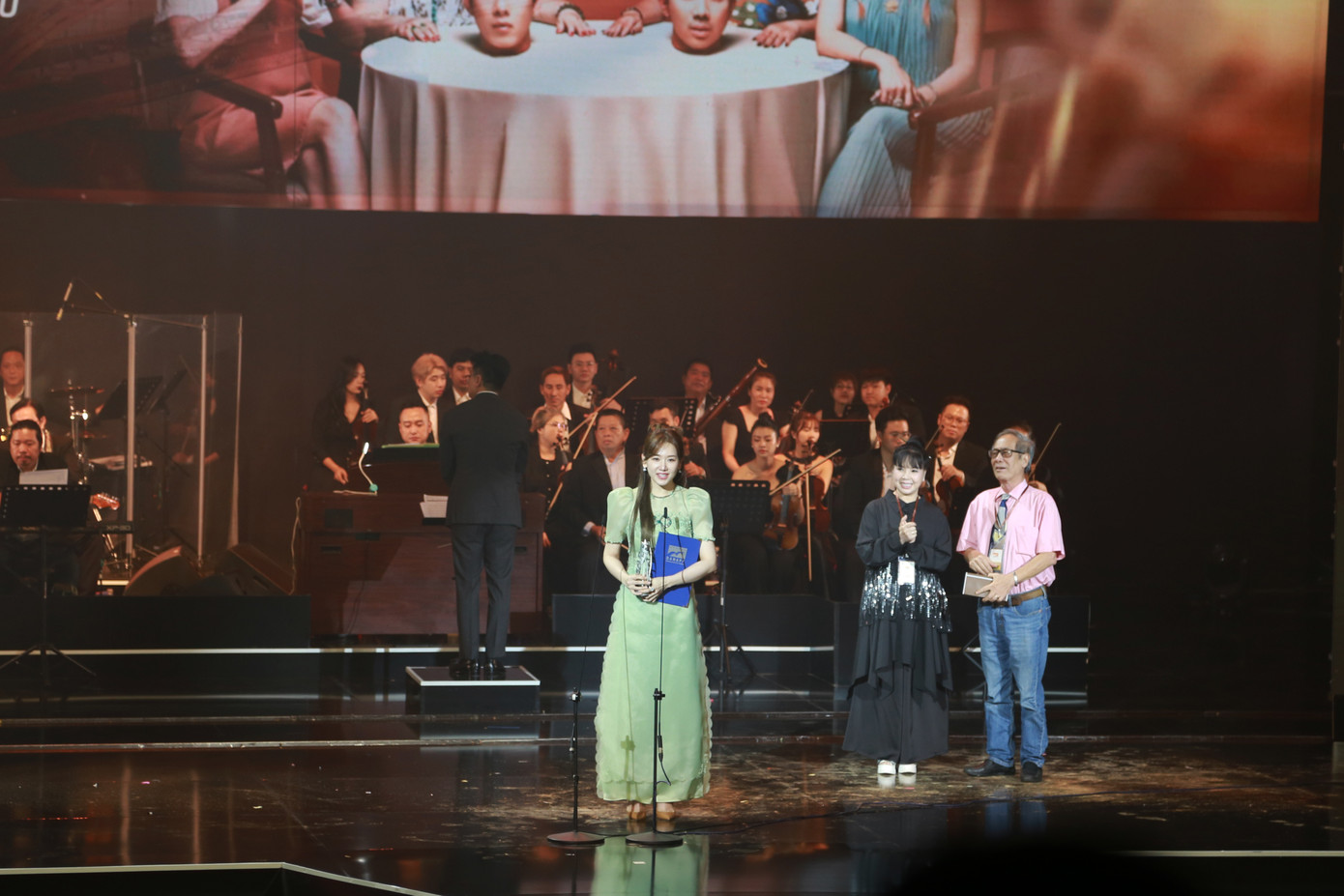 Nữ diễn viên HariWon thay mặt chồng – diễn viên Trấn Thành nhận giải thưởng Phim hay nhất tại Hạng mục Phim Việt Nam dự thi.