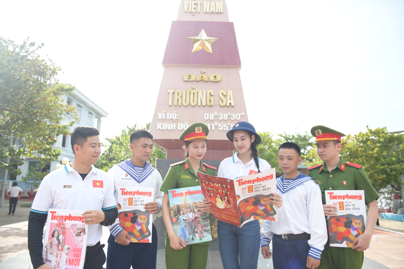 Hoa hậu Đỗ Thị Hà (thứ 4 từ trái qua) cùng các chiến sĩ ở đảo Trường Sa đọc báo Tiền Phong. Ảnh: Dương Triều