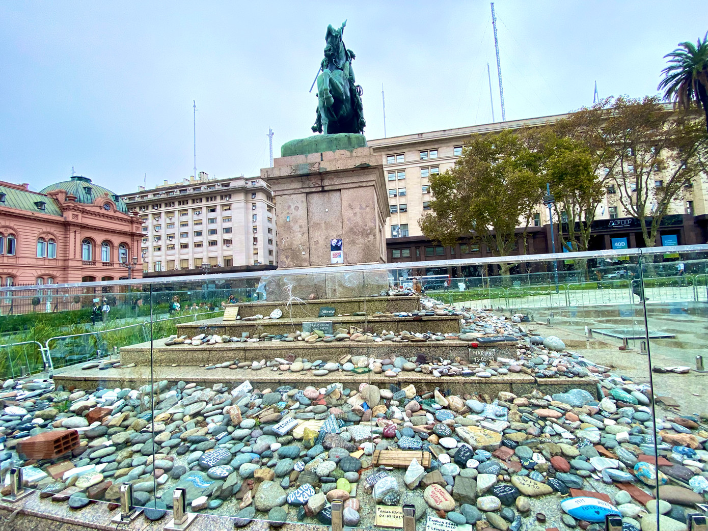 Những viên đá ghi tên nạn nhân chết vì COVID ở Argentina để dưới chân tượng người anh hùng dân tộc Jose de san Martin (Ảnh: Lê Xuân Sơn).