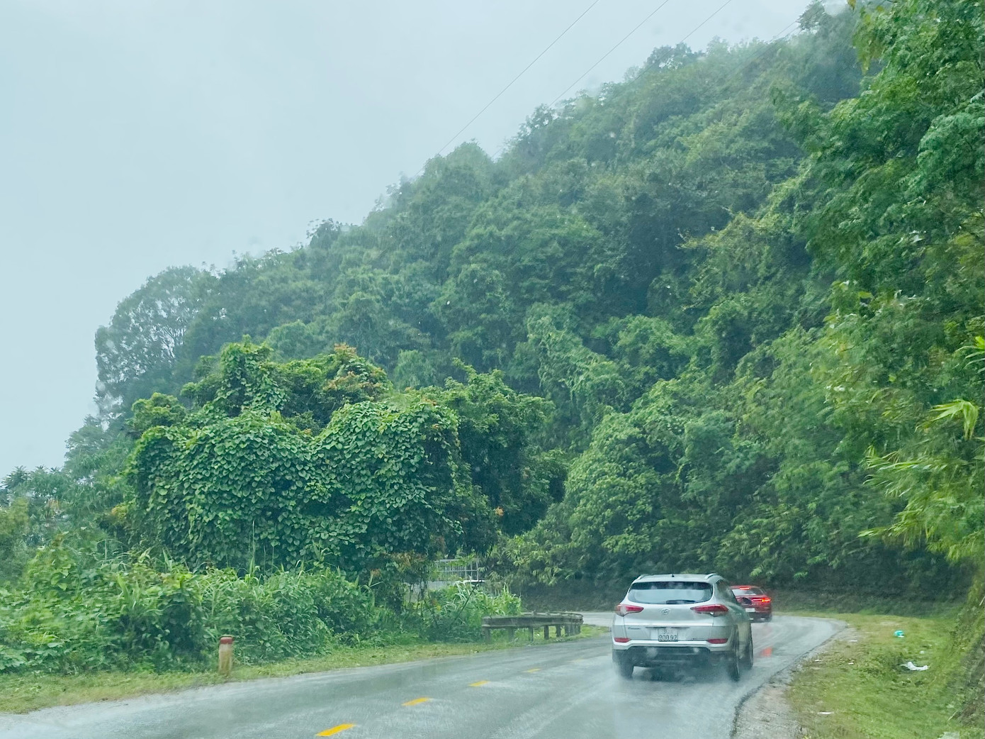 Đường 4 một ngày mưa. Ảnh: Lê Xuân Sơn