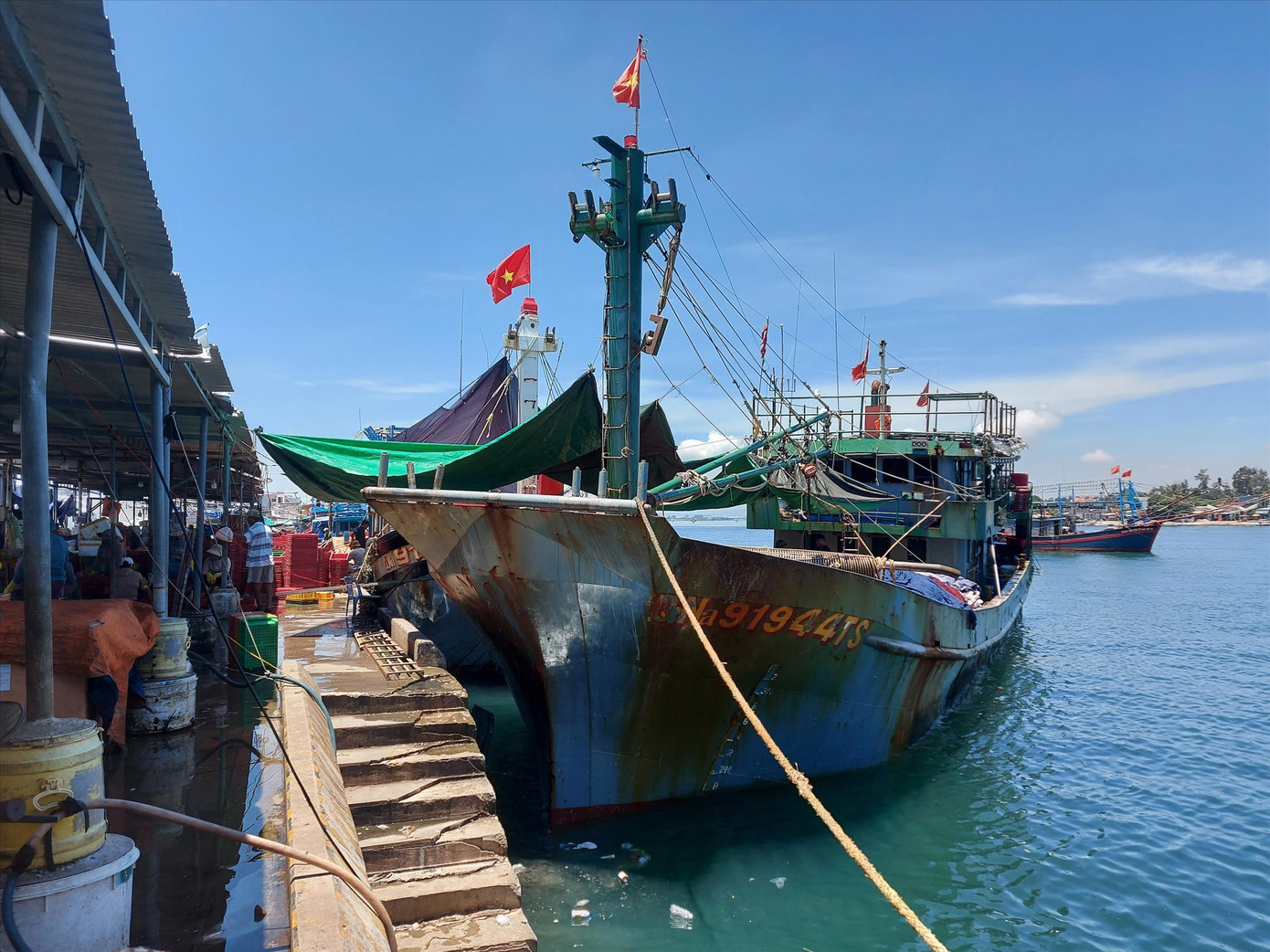 Nhiều tàu cá lại đứng trước nguy cơ nằm bờ vì giá dầu tăng cao. Ảnh: Hoài Văn