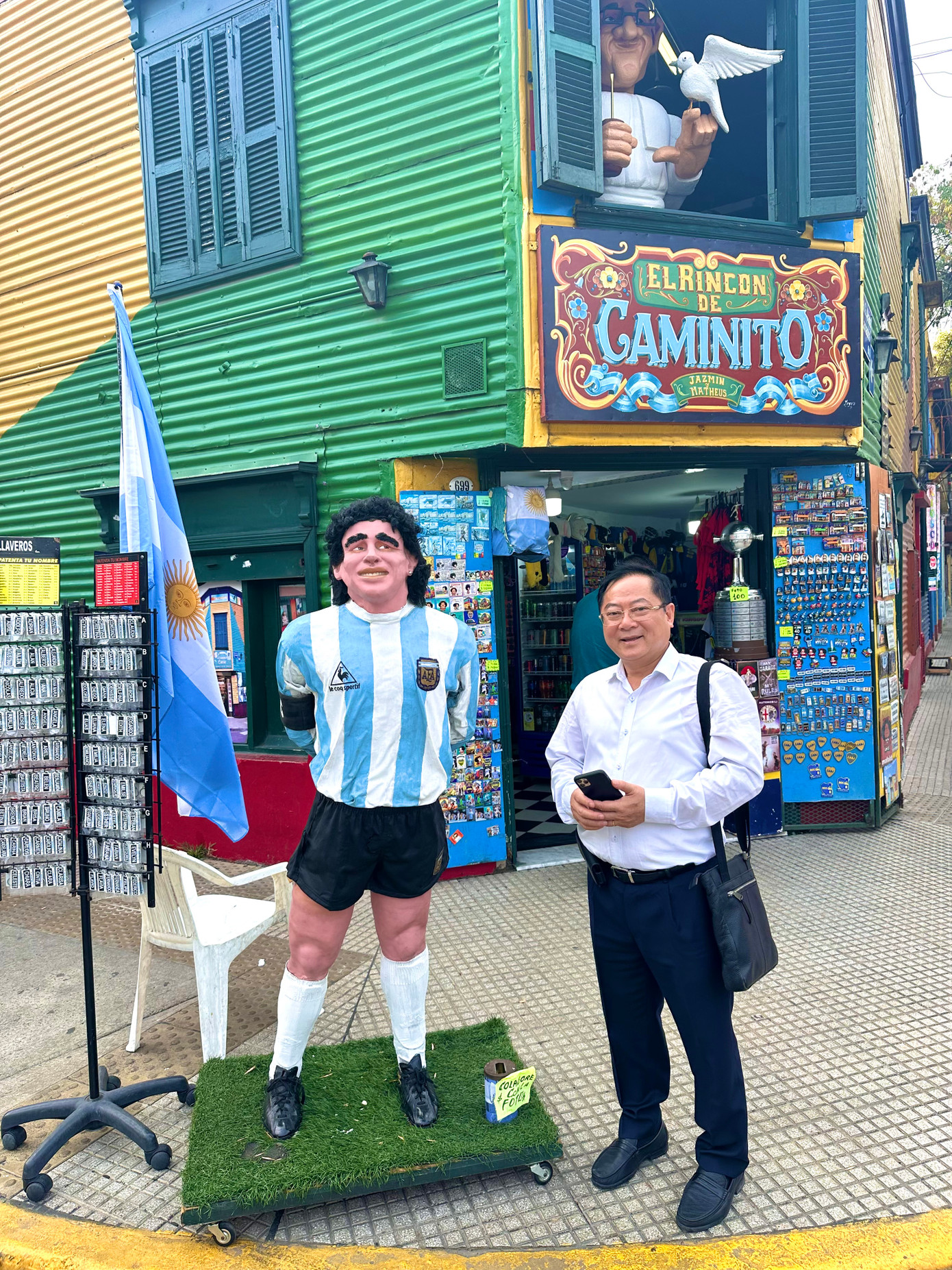 Chụp ảnh cùng tượng Maradona (Ảnh: Hoài Minh).