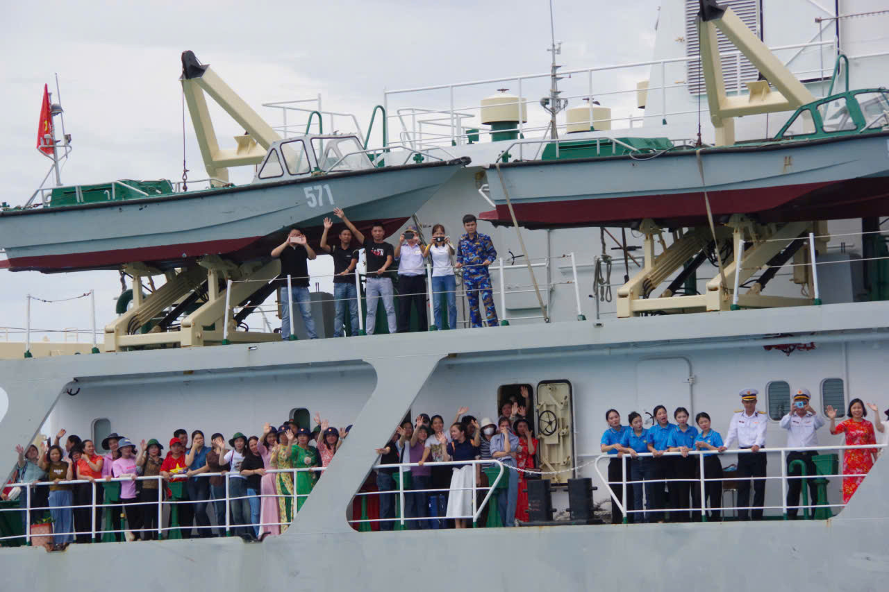 Phút chia tay của hậu phương với những người lính đảo. Phút chia tay của hậu phương với những người lính đảo.