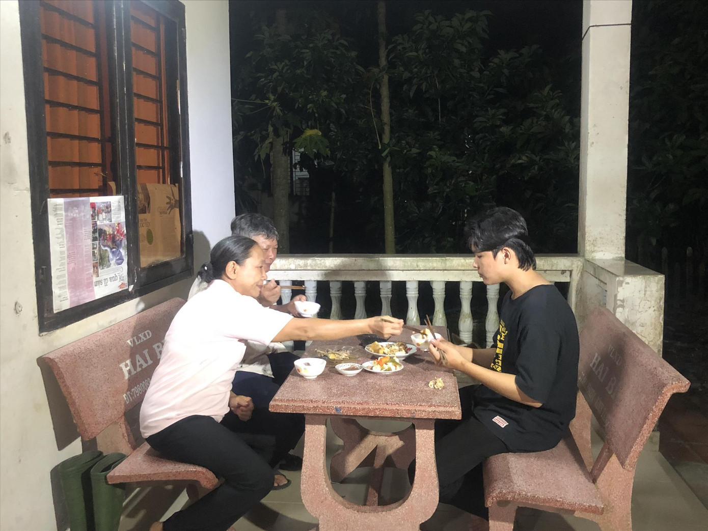 Bữa cơm đạm bạc nhưng đầm ấm của gia đình bà Ánh Phương ngay trong rừng cao su Bữa cơm đạm bạc nhưng đầm ấm của gia đình bà Ánh Phương ngay trong rừng cao su