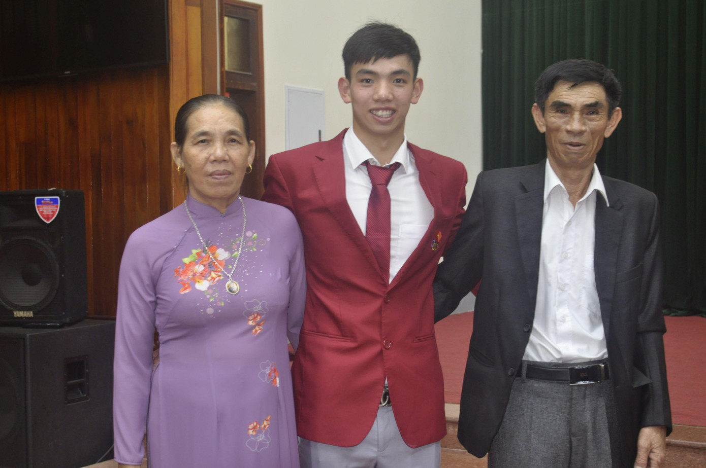 Bố mẹ luôn sát cánh bên Nguyễn Huy Hoàng sau những thành tích đạt được Bố mẹ luôn sát cánh bên Nguyễn Huy Hoàng sau những thành tích đạt được