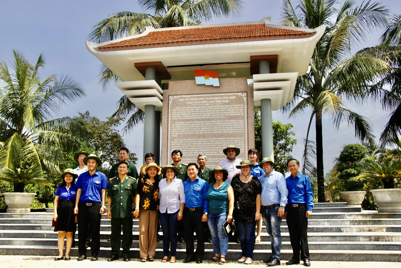 Đoàn đại biểu Trung ương Đoàn Thanh niên Cộng sản Cuba và Tỉnh Đoàn Quảng Trị chụp ảnh lưu niệm tại Khu di tích trụ sở Chính phủ Cách mạng lâm thời CHMNVN ở Cam Lộ