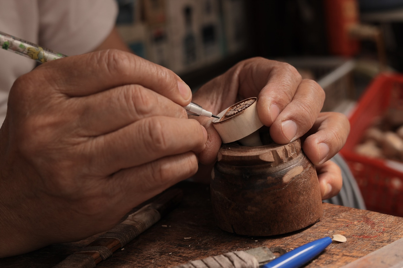 “Học nghề khắc con dấu gỗ không khó nhưng đòi hỏi phải kiên trì, tỉ mỉ”, ông Toàn nói