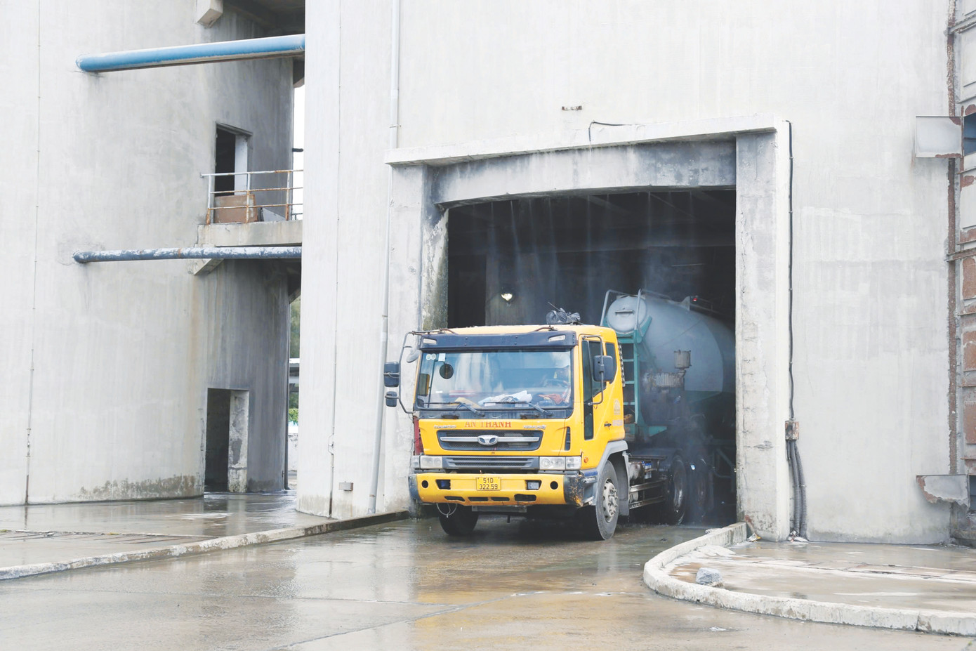 Xe bồn của các doanh nghiệp tiếp nhận tro bay trực tiếp tại khu vực silo tro bay Xe bồn của các doanh nghiệp tiếp nhận tro bay trực tiếp tại khu vực silo tro bay