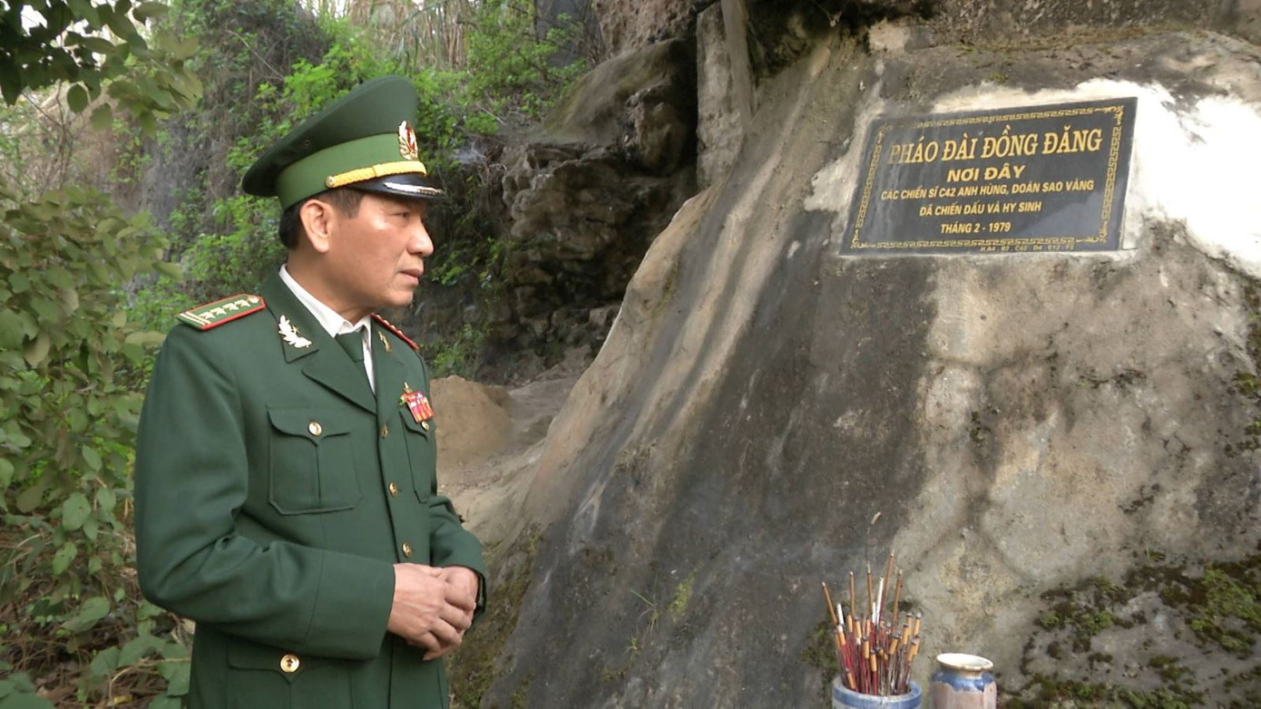 Đại tá Nông Văn Phjeo thăm lại pháo đài Đồng Đăng Đại tá Nông Văn Phjeo thăm lại pháo đài Đồng Đăng